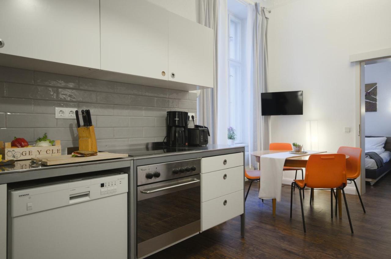 Appartement Altbauwohnung Mit 3 Baedern *